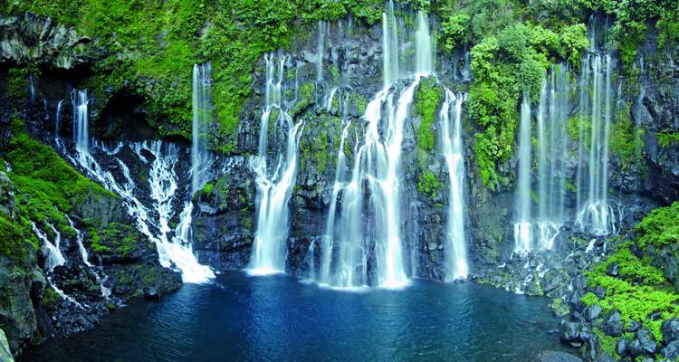 Magnifique cascade dévalant des falaises verdoyantes luxuriantes.
