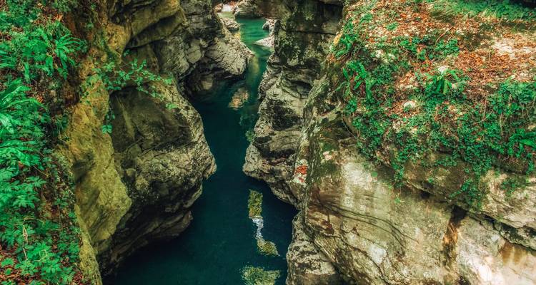 Rivière étroite coulant entre des falaises rocheuses escarpées.