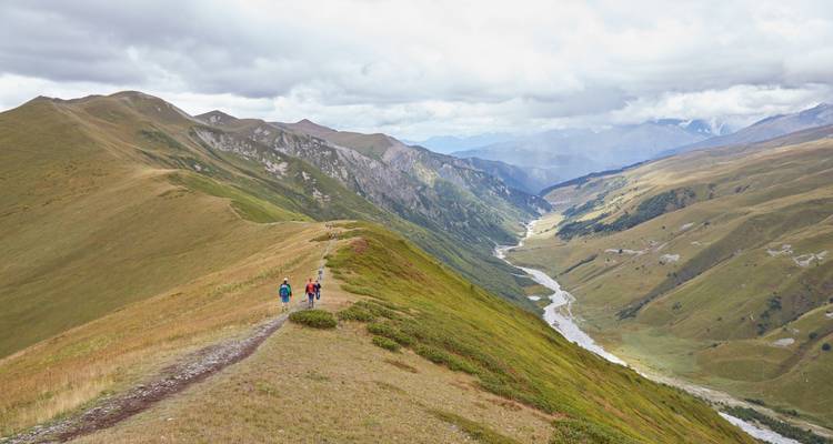 Des randonneurs marchant le long d'une crête de montagne.