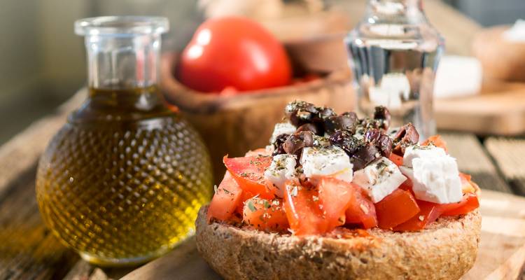 Plat traditionnel avec tomates, fromage et olives sur du pain.