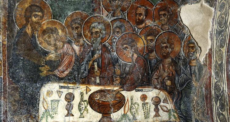 Ancienne fresque représentant des personnages religieux.