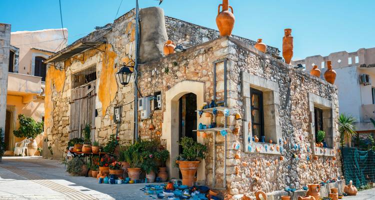 Maison en pierre rustique avec décorations en poterie.