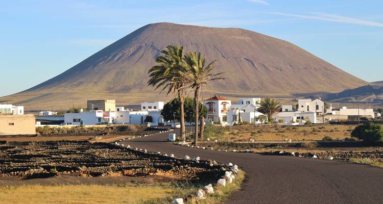 Village au pied d'une montagne volcanique.
