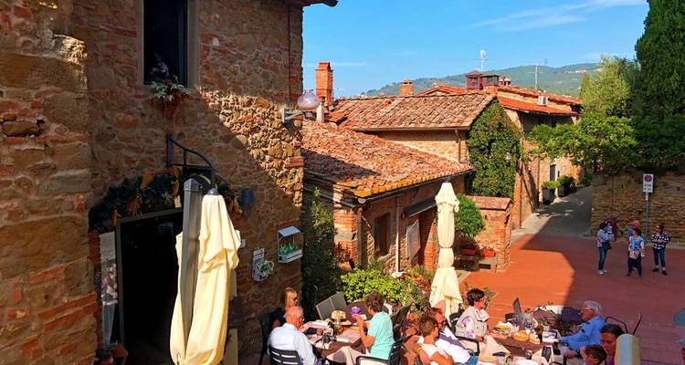 Straßencafé in einer malerischen Dorfstraße.