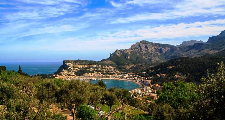 Vue à couper le souffle de Port de Soller avec les montagnes et la mer.