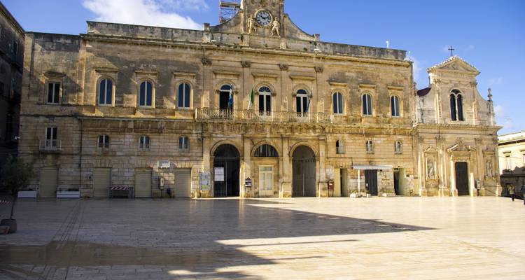 Historisch gebouw met een groot plein.
