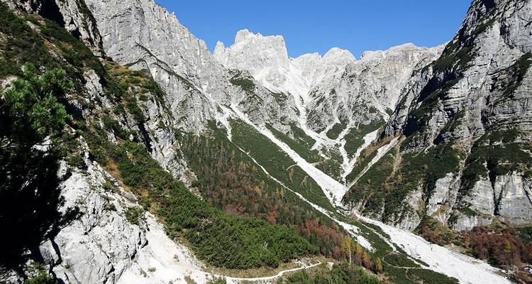 Gebirgige Landschaft mit felsigen Gipfeln.