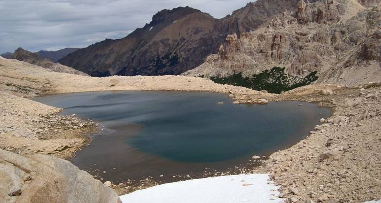 Lago de montaña en medio de un paisaje rocoso.