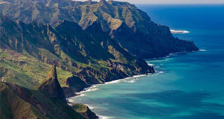 Falaises spectaculaires avec vue sur l'océan.