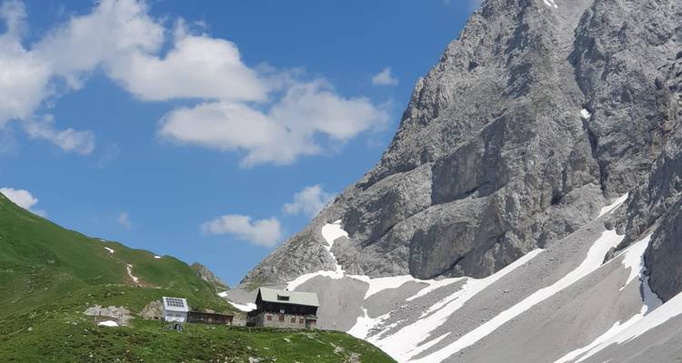 Berghütte von Schnee umgeben.