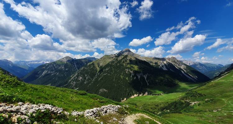 Weite Berglandschaft mit klarem blauem Himmel.