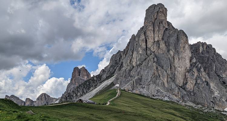 Felsengebirge unter dramatischen Himmeln.