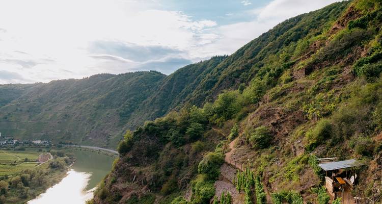 Hangsicht mit einem Fluss und steilen Wegen.