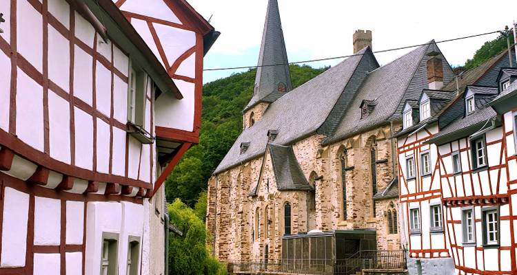 Charmantes Dorf mit Fachwerkhäusern und einer Kirche.