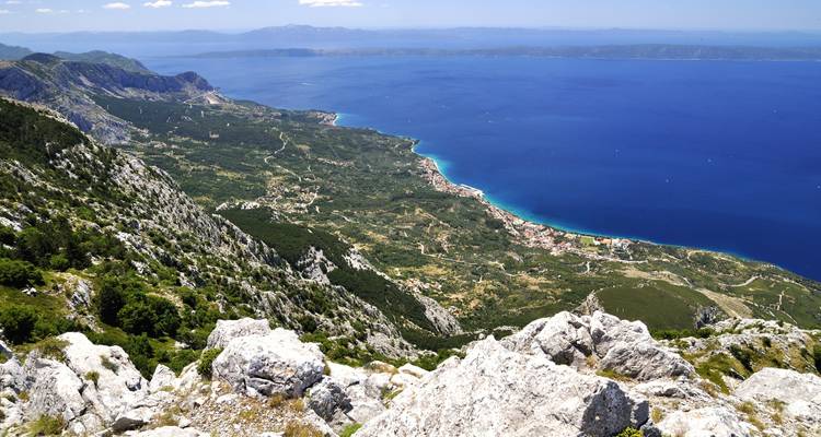 Vue panoramique d'un littoral et de la mer.