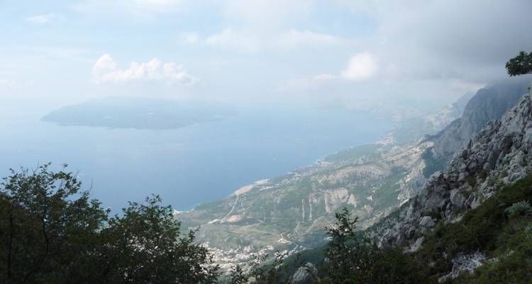 Vue sur les montagnes côtières sous un ciel nuageux.
