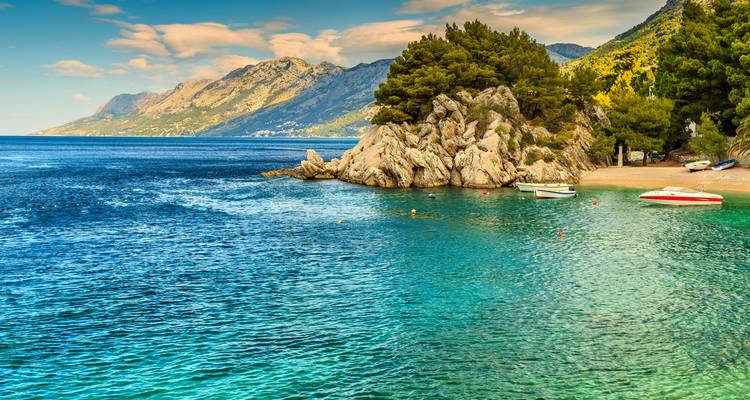 Crique turquoise pittoresque avec des bateaux.