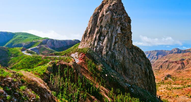 Une haute formation rocheuse imposante sur le flanc d'une montagne.