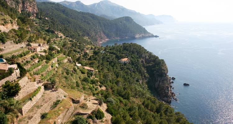 Vue panoramique d'un paysage côtier avec des montagnes.