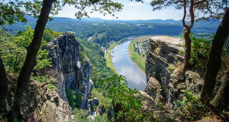 Flussblick von einer Klippe mit Wäldern und Hügeln.