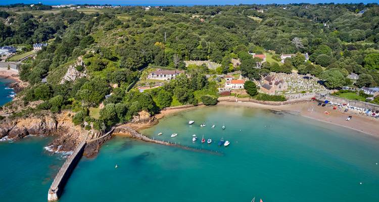 Paysage côtier avec une baie pittoresque et une végétation luxuriante.