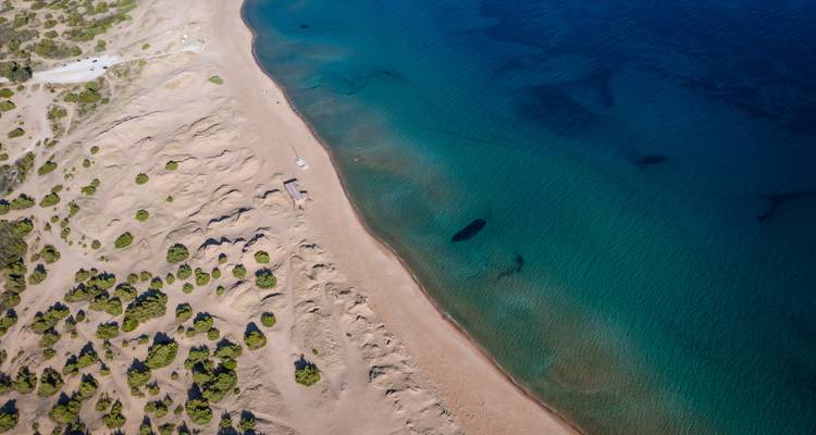 Luchtfoto van een zandstrand langs de zee.