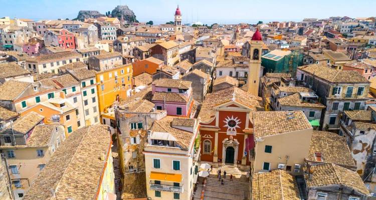 Vue aérienne d'une ville historique colorée avec une forteresse.