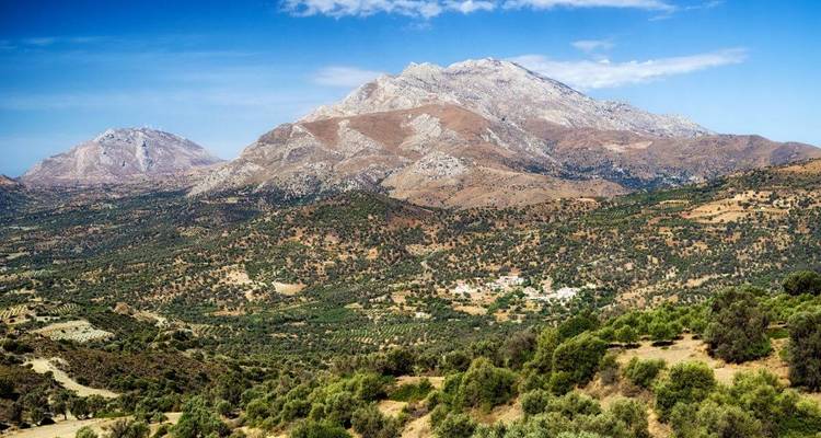 Bergen en valleien met weelderige begroeiing.
