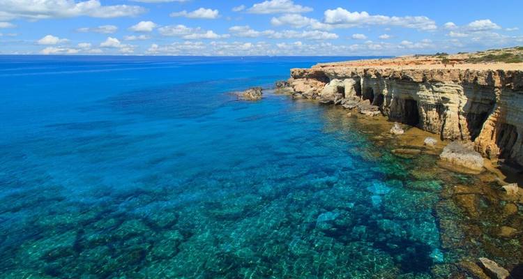 Kristallklares türkisfarbenes Wasser und Kalksteinhöhlen entlang der rauen Küste Zyperns.