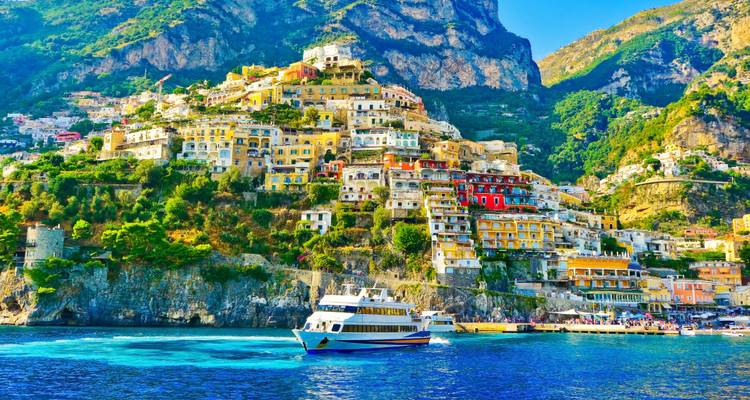 Bunte Häuser an einer steilen Klippe am Meer.
