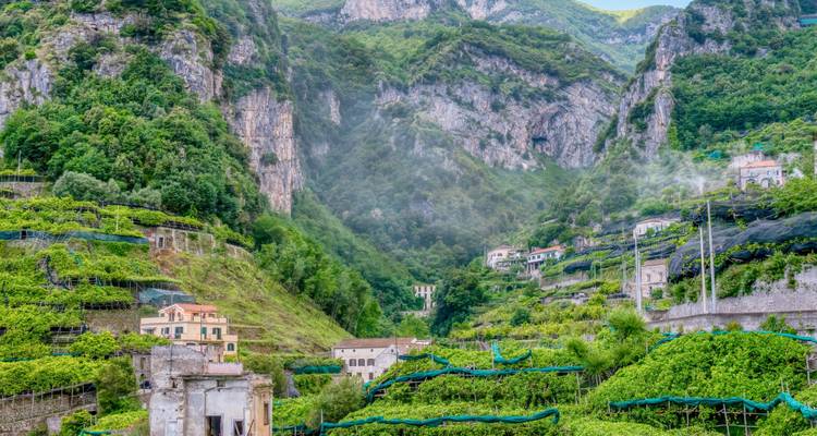 Ländliche Landschaft mit Hügeln und terrassierter Landwirtschaft.