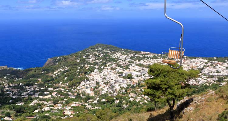 Vue d'un télésiège au-dessus d'un paysage urbain.