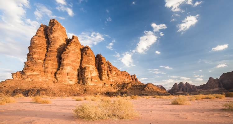 Imposantes formations rocheuses dans le désert du Wadi Rum.