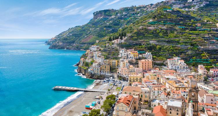 Vue panoramique de Positano avec ses bâtiments colorés et son littoral.