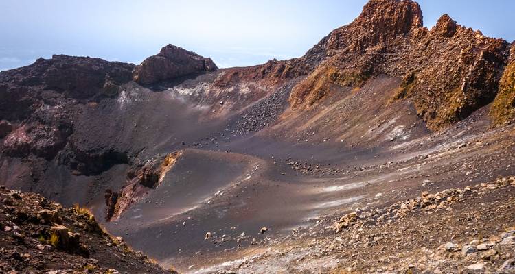 Paysage de cratère volcanique accidenté avec formations rocheuses multicolores sur l'île de Fogo
