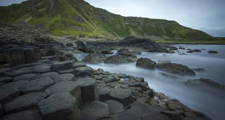 Colonnes de basalte de la Chaussée des Géants menant à la mer.