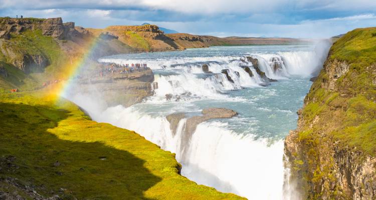 Der spektakuläre Gullfoss-Wasserfall mit einem lebendigen Regenbogen.