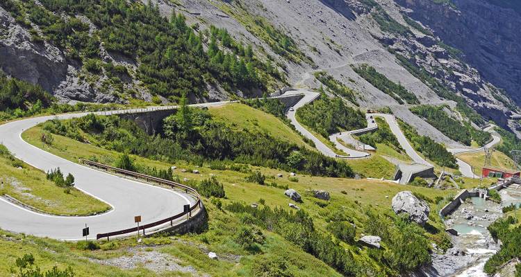 Curvas cerradas de una carretera de montaña con vegetación exuberante.