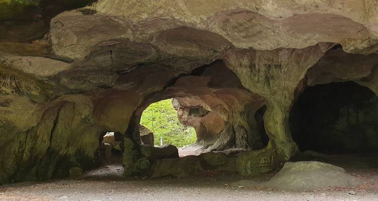 Höhlen mit natürlichen Öffnungen und Formationen.