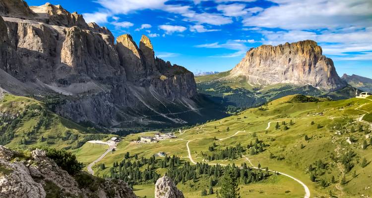 Een panoramisch uitzicht op een bergachtig landschap met paden en valleien.