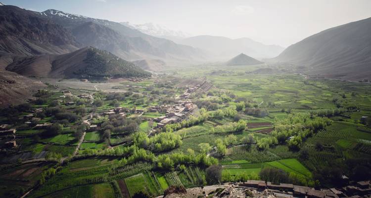 Vista aérea de un valle verde con pueblos dispersos.