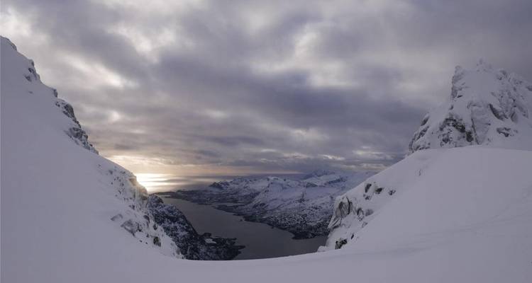 Schneebedeckte Berge mit Blick auf das Meer.