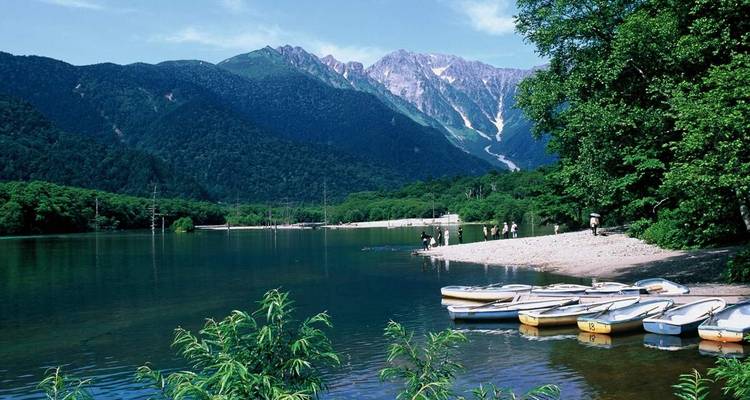 Menschen, die einen friedlichen See inmitten von Bergen genießen.