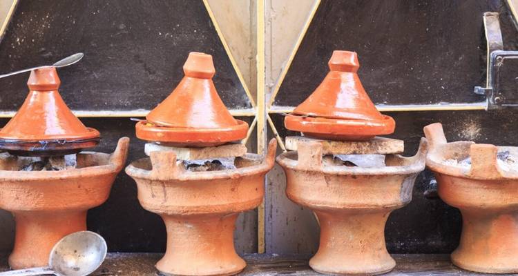 Traditionelle Tajine-Töpfe auf Herden.