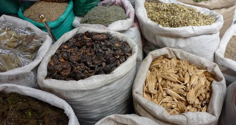 Säcke mit verschiedenen Gewürzen und Kräutern auf einem Markt.