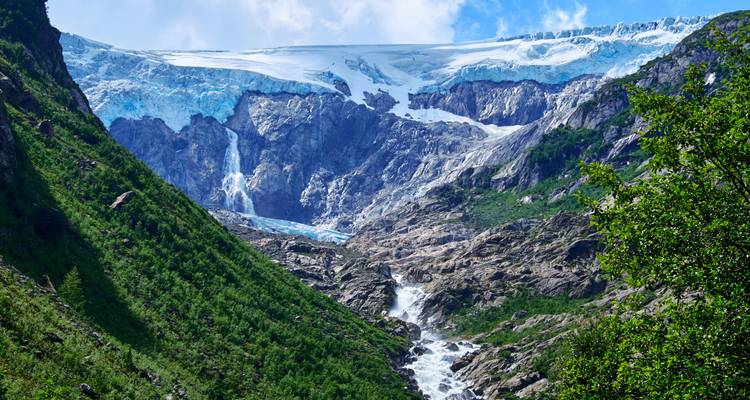 Majestätischer Gletscher mit herabstürzenden Wasserfällen.