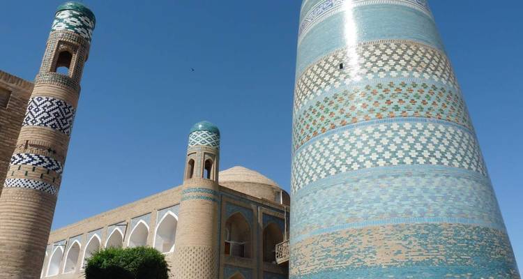 Großes verziertes blau gekacheltes Minarett und Gebäude.