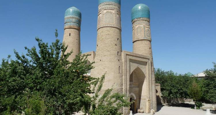 Historisches Gebäude mit drei türkisfarbenen Kuppeln.