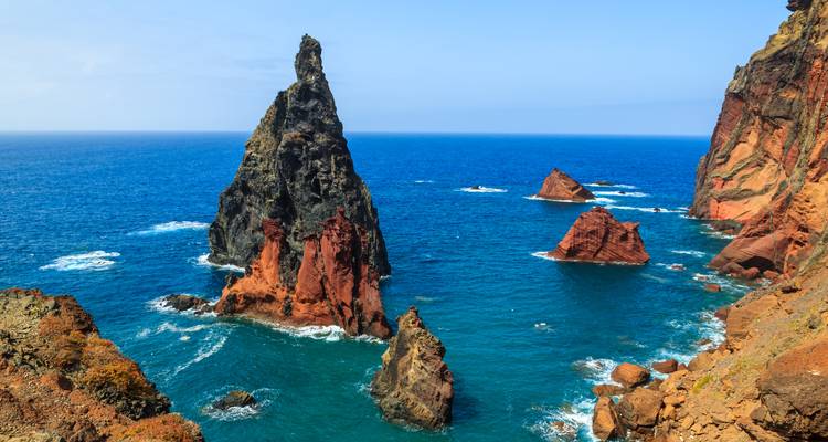 Espectaculares formaciones volcánicas emergiendo desde las profundas aguas azul intenso del Atlántico a lo largo de la costa oriental de Madeira.