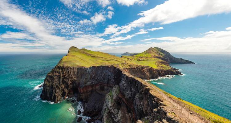 Los espectaculares acantilados peninsulares de Ponta de São Lourenço que se adentran en las aguas turquesas del Atlántico.